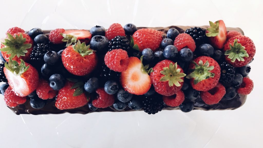 Cake met chocoladeglazuur en zomerfruit